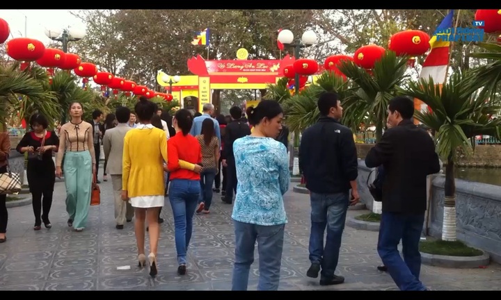 Giới trẻ Hà thành xúng xính váy áo đi lễ chùa đầu năm