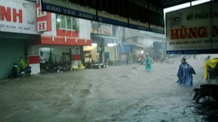 Gia Lai mưa lớn, đường phố biến thành sông