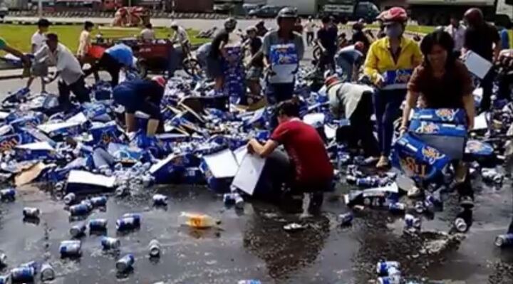 Xe lật sữa không ai 