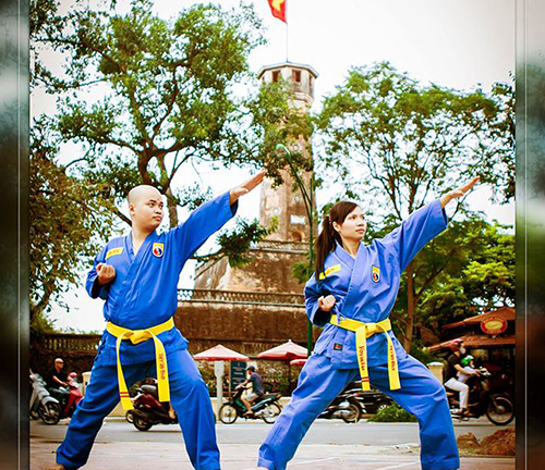 Ấn tượng bộ ảnh cưới cô dâu “tung cước” chú rể đậm chất võ thuật