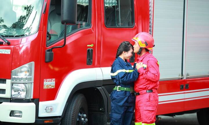 Bộ ảnh cưới độc đáo trong trang phục lính cứu hỏa gây sốt