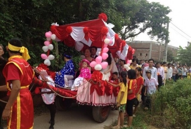 Chú rể đón dâu bằng xe ngựa khiến nhà gái “đứng hình”
