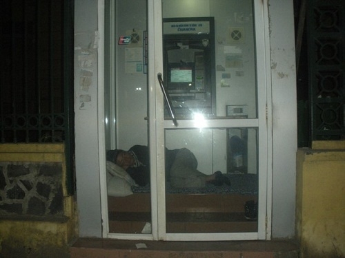 Hà Nội: Xót xa cảnh người nằm co ro trong ATM tránh trời rét buốt