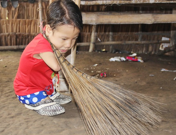 Xúc động chuyện của bé gái xinh xắn không tay, không chân