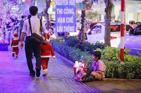 Lặng người suy ngẫm những khoảnh khắc trong đêm Noel