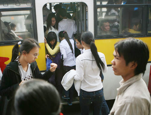 Bạn trẻ nói gì về việc thí điểm tuyến xe buýt dành riêng cho phụ nữ?