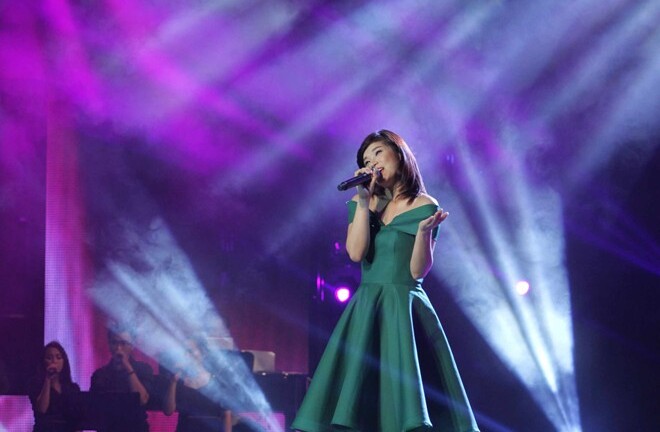 Hot girl Hoàng Yến Chibi đẹp tinh khôi trong tà áo dài