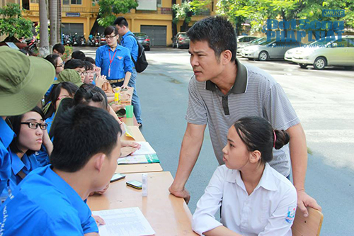Sinh viên tình nguyện HVNH sôi động tiếp sức mùa thi 2014