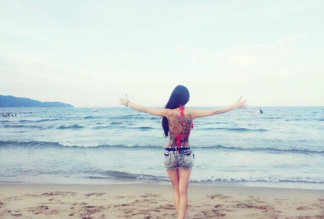 Cô gái có hình xăm khủng diện bikini ở Nha Trang là ai?