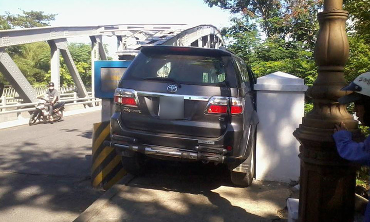 Bi hài ô tô đi vào đường hẹp, phá nát lan can