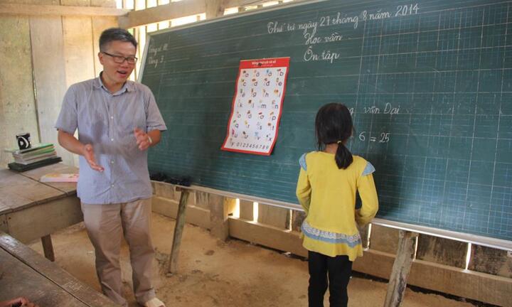 GS. Ngô Bảo Châu mang dép tổ ong đi dạy học