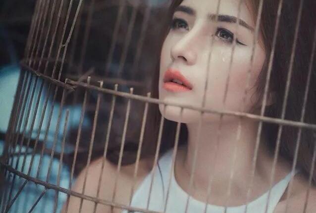 Hé lộ ảnh hậu trường của cô gái xinh đẹp chụp ảnh trong lồng chim