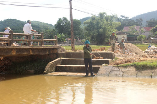 Nghệ An: Phát hiện xác phụ nữ nổi trên kênh