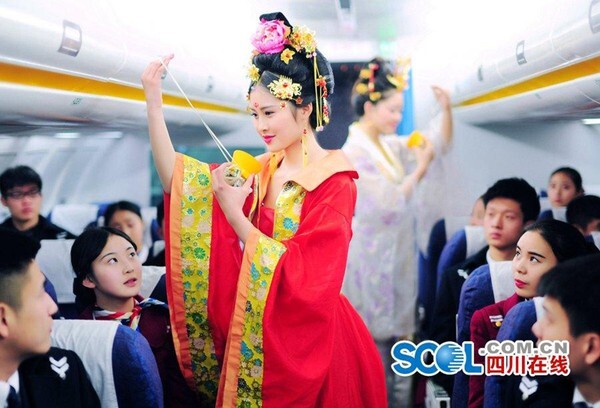 Nhan sắc “khuynh thành” của dàn tiếp viên hàng không hóa Võ Tắc Thiên