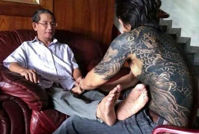 Hé lộ sự thật về “đại ca hổ báo” xăm trổ kín lưng chăm sóc bố