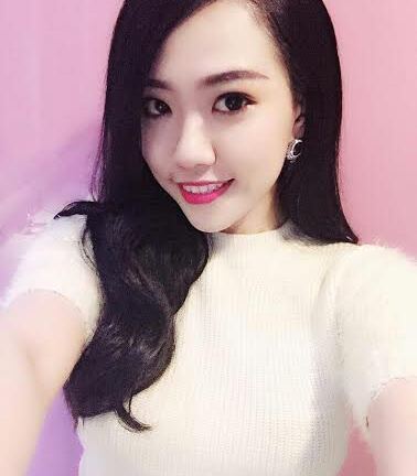 9X xinh đẹp từ bỏ làm tiếp viên hàng không để mở shop thời trang