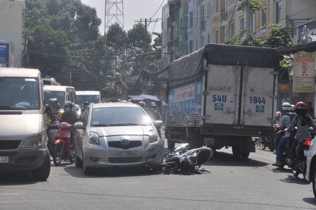 TP.HCM: Điều khiển xe lấn tuyến, nam thanh niên gặp tai nạn
