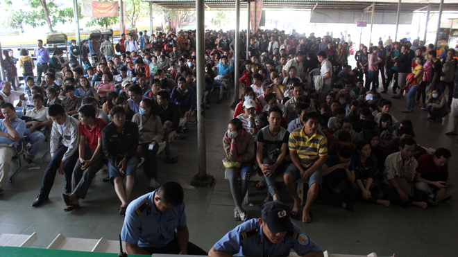 Trắng đêm xếp hàng mua vé xe Tết, hàng trăm người ủ rũ ra về