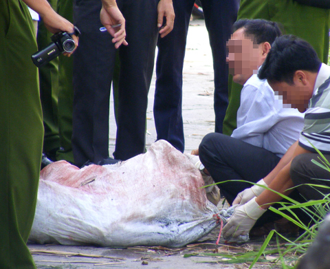 Mẹ hoảng loạn khi thấy xác con bên trong bao tải trôi sông