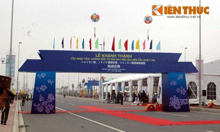 Khánh thành cầu Nhật Tân, người dân Thủ đô kéo nhau đi xem