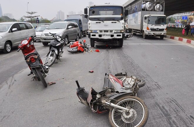 Xe bồn chở xăng tông hàng loạt xe máy chờ đèn đỏ