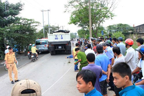 TP. HCM: Bị xe ben tông, hai người thương vong