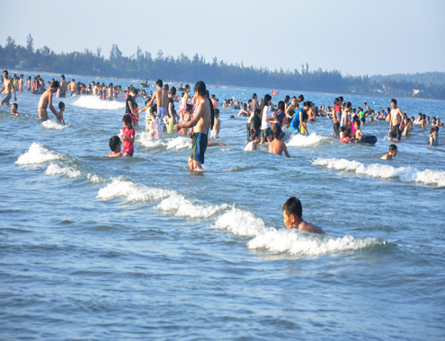 14 học sinh cùng một giáo viên du xuân tắm biển bị sóng cuốn