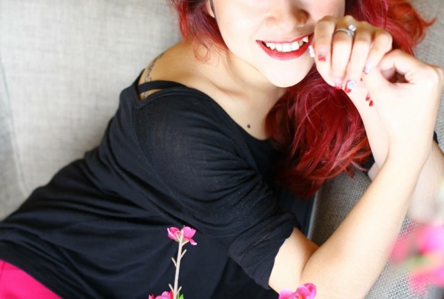 Ngắm gái xinh Hà thành xăm mặt mình lên chân