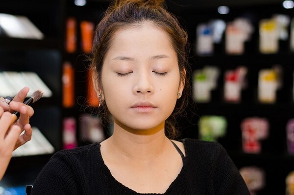 Giật mình với gương mặt mộc của các hot girl Việt