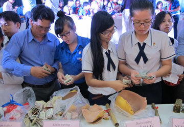 Mổ heo đất hội thu 406 triệu đồng đóng góp xây dựng trường