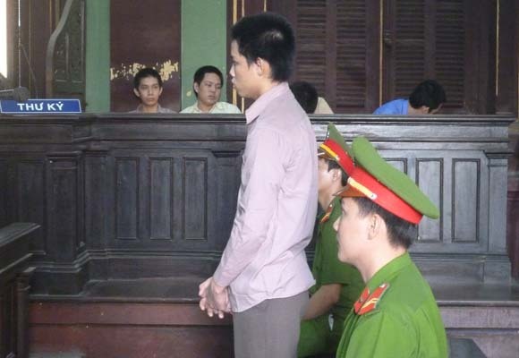 Đưa bé gái đi học, gã trai mới lớn giở trò hiếp dâm