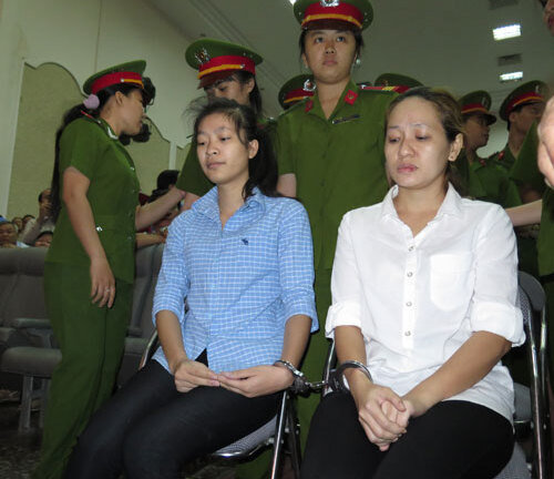 Mỗi bảo mẫu hành hạ trẻ dã man lĩnh án 3 năm tù 