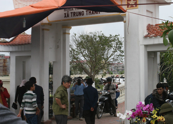 Nghĩa trang liệt sĩ thành bãi gửi xe cho khách vào chợ Viềng