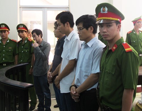 Vụ 5 công an dùng nhục hình: Gia đình phẫn nộ mức án tòa tuyên