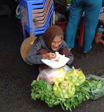 Nhói lòng khi nhìn thấy bữa cơm của cụ già bán rau