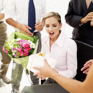  Anh em công sở “tá hỏa” vì bị chị em  ráo riết đòi quà 20/10