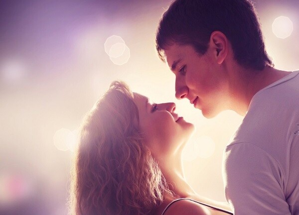 Dấu hiệu một cô nàng đang muốn hôn bạn