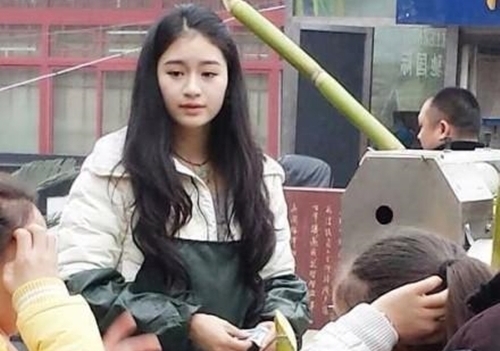 Vẻ đẹp thánh thiện của cô gái bán nước mía gây sốt