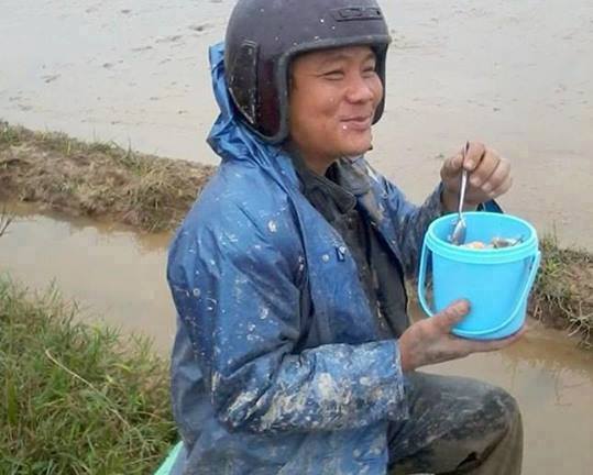 Nụ cười lạc quan của người nông dân khiến dân mạng chao đảo