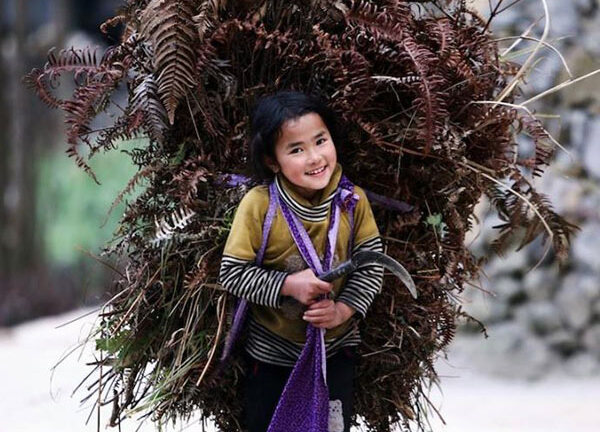 Ấm lòng khi nhìn thấy nụ cười của em bé vùng cao