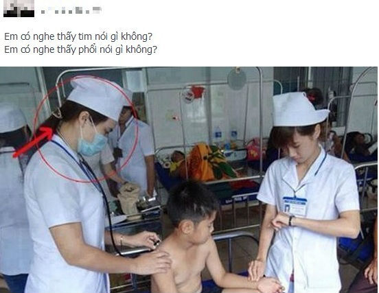 Bức xúc hình ảnh bác sĩ khám bệnh nhưng 