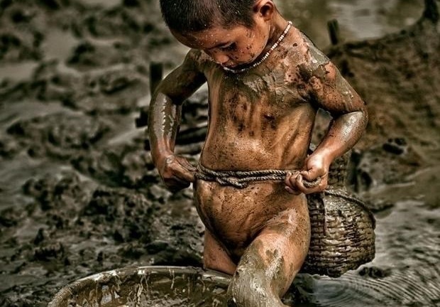 Cảm động bức hình em bé cởi truồng mò cua bắt ốc