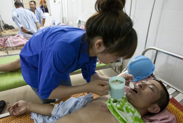 Cảm động tình nguyện viên chăm sóc công nhân Trung Quốc bị thương