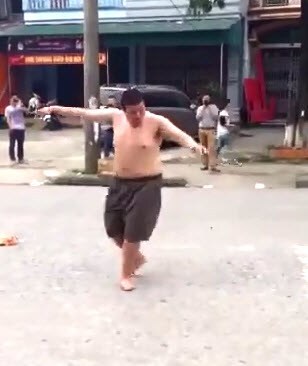 Sốt người đàn ông cởi trần nhảy Gangnam Style giữa đường