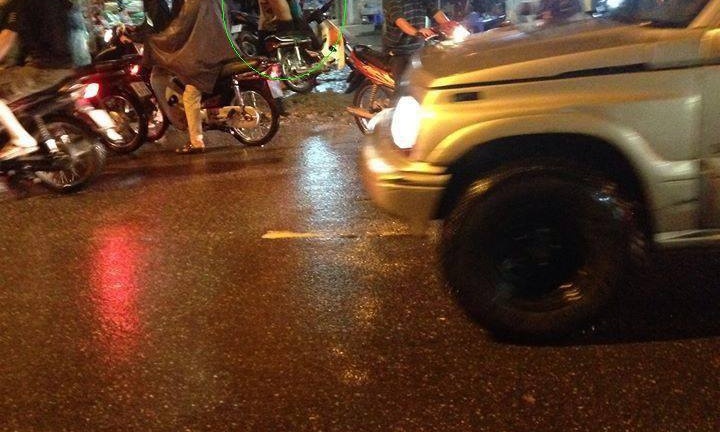 Phẫn nộ chàng trai túm tóc đánh bạn gái, đánh cả cụ già đi đường