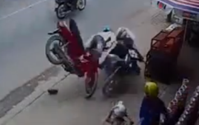 Rùng mình khi xem clip tai nạn ngay trên vỉa hè
