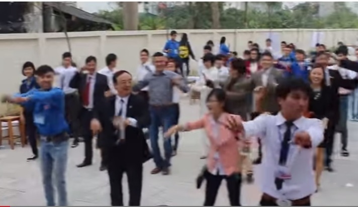 Thầy cô trường Đại học Nông nghiệp nhảy flashmob gây “bão mạng”