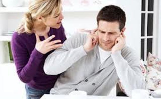 Cưới một tuần, chồng không thèm ngó ngàng vợ vì... World Cup