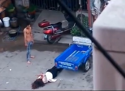 Bức xúc clip chồng đánh vợ tàn bạo giữa phố đông người