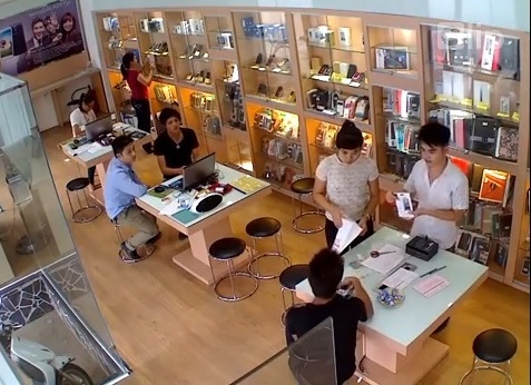 Clip: Siêu trộm chôm iPhone 5s nhanh như chớp